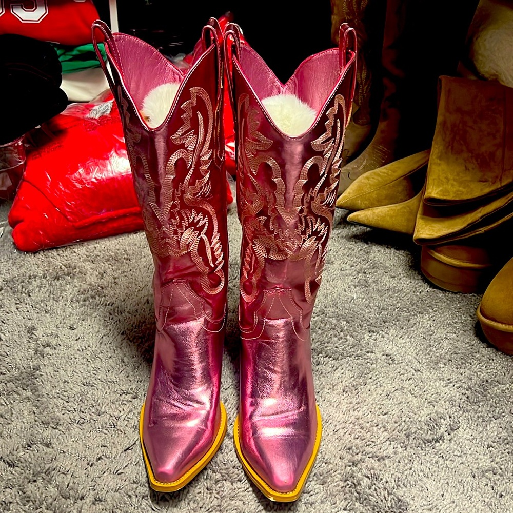 Pink cowboy boots 
Metallic pink size 8
